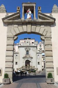 an archway in front of a building with a fountain at Dimora 7 fontane in Paola