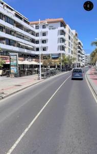 a car driving down a street with a building at Vivienda en Arrecife de 4 habitaciones in Arrecife