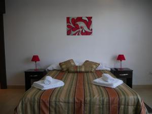 ein Schlafzimmer mit einem Bett mit zwei Handtüchern darauf in der Unterkunft Habitación Privada en Edificio de Departamentos in Salta