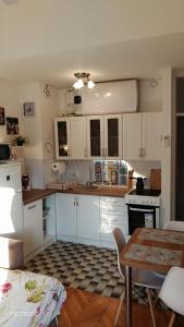 A cozinha ou cozinha compacta de DLX Apartman Adriatics