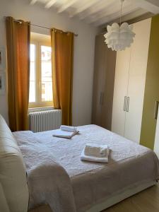 - une chambre avec un lit et 2 assiettes dans l'établissement Casa di GEF [Centro Storico Pisa], à Pise