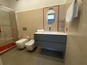 La salle de bains est pourvue d'un lavabo, de toilettes et d'un miroir. dans l'établissement Casa di GEF [Centro Storico Pisa], à Pise