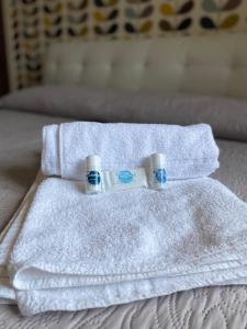 - une paire de serviettes au-dessus du lit dans l'établissement Casa di GEF [Centro Storico Pisa], à Pise