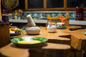 einem Holztisch mit Platten und Vasen darauf in der Unterkunft Ecolodge Jaguarundi in Cali