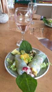 ein Teller mit Essen auf einem Tisch mit einem Glas in der Unterkunft Ecolodge Jaguarundi in Cali