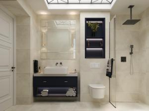 ein Badezimmer mit Waschbecken, Toilette und Spiegel in der Unterkunft Hive Luxury Suites Collection in Kotor