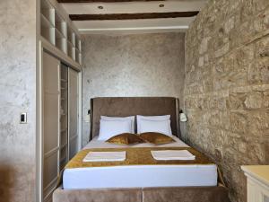 Postel nebo postele na pokoji v ubytování Luxury Seafront Suite Fabri