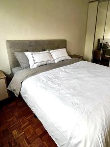 Postel nebo postele na pokoji v ubytování Apto 2 quartos c/ escritório próx. Parque Moinhos