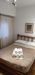 a bed with three towels on top of it at Departamento Recoleta. Inmejorable ubicación. in Buenos Aires