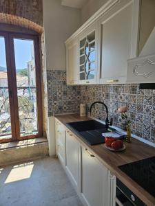 Kuchyň nebo kuchyňský kout v ubytování Luxury Seafront Suite Fabri