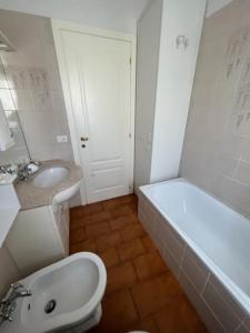 La salle de bains est pourvue d'un lavabo, d'une baignoire et de toilettes. dans l'établissement A cà di nonni, à Albenga