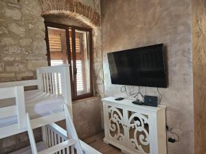 TV a/nebo společenská místnost v ubytování Luxury Seafront Suite Fabri