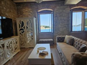 TV a/nebo společenská místnost v ubytování Luxury Seafront Suite Fabri