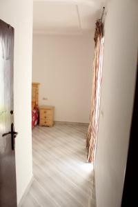 Studio في Oued Laou: باب مفتوح لغرفة فارغة مع ممر