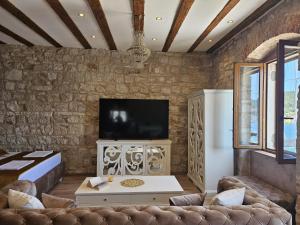 TV a/nebo společenská místnost v ubytování Luxury Seafront Suite Fabri