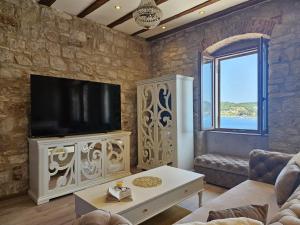 TV a/nebo společenská místnost v ubytování Luxury Seafront Suite Fabri