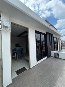 Casa blanca con patio con mesa y sillas en Apartamento Amoblado 3 habitaciones en Barrio La Campiña, en Cartagena de Indias