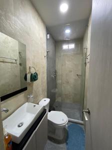 y baño con aseo, lavabo y ducha. en Apartamento Amoblado 3 habitaciones en Barrio La Campiña, en Cartagena de Indias