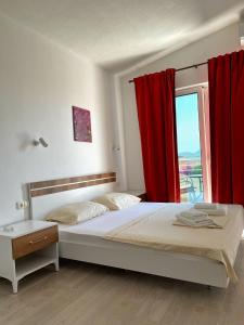 Cama ou camas em um quarto em Apartmani Vila Milaris