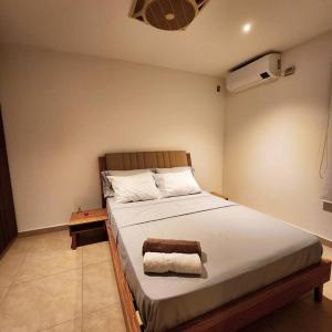 una camera da letto con un grande letto con un asciugamano marrone di Casa Appushii Riohacha a Ríohacha