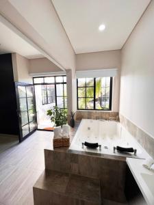 a large bathroom with a large bath tub at 1714 Hotel Boutique Guatapé in Guatapé