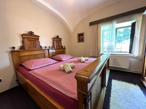 Postel nebo postele na pokoji v ubytování Na Statku Babiččino údolí + 37 fotografií