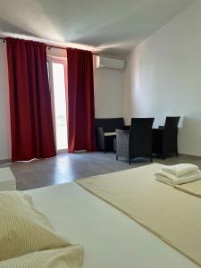 Cama ou camas em um quarto em Apartmani Vila Milaris
