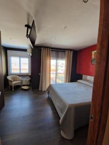 una camera con un letto e una sedia di Cal Vals a Figueres