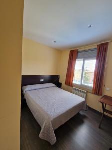 una camera con letto e finestra di Cal Vals a Figueres