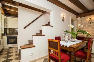 eine Küche und ein Esszimmer mit einem Tisch und Stühlen in der Unterkunft Holiday Home City Walls in Hvar