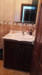 La salle de bains est pourvue d'un lavabo et d'un miroir. dans l'établissement Casa Mima, à Tetouan