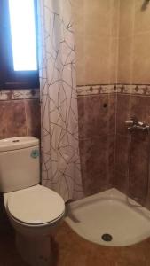 uma casa de banho com um WC e um chuveiro em Casa Mima em Tetouan
