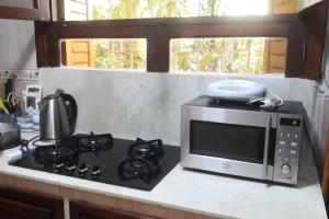 a microwave oven sitting on top of a stove at Casa Mima in Tétouan