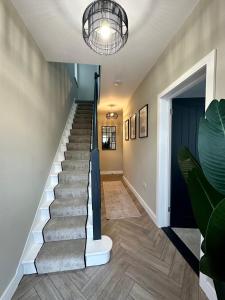 una escalera en una casa con una lámpara en Cosy spacious home by the water With free parking, en Portsmouth