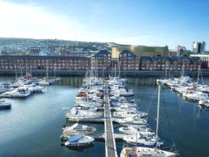 Ein paar Boote sind in einem Hafen angedockt. in der Unterkunft Elegant and Bright Seaside APT in Swansea Marina in Swansea