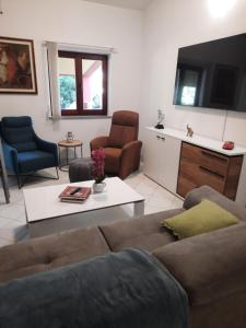 sala de estar con sofá y mesa en Modern Croatian House en Pula