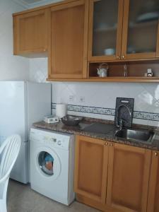Kuchyň nebo kuchyňský kout v ubytování Apartamento em Fuseta - Casa da Praia