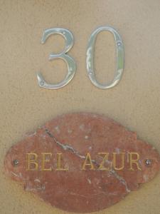 una señal de metal con el número y un pez en Appartement Bel Azur, en Veyrier-du-Lac