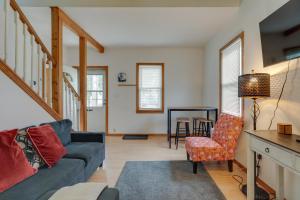 Χώρος καθιστικού στο Cozy Westmont Home Walk to Metra Station!