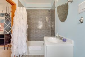 Ένα μπάνιο στο Cozy Westmont Home Walk to Metra Station! +20 φωτογραφίες