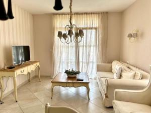 sala de estar con sofá y mesa en Flores Garden - Aqua Property G - Черноморец en Chernomorets