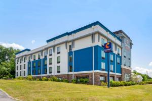 an apartment building with a blue and white facade at Comfort Suites Kodak Sevierville in Kodak