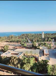 uma vista para uma escola com o oceano ao fundo em ( Apartment on the sea in Alexander (Montazah district em Alexandria