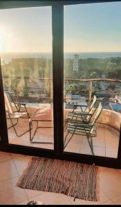 uma vista para uma varanda com 2 cadeiras e uma mesa em ( Apartment on the sea in Alexander (Montazah district em Alexandria