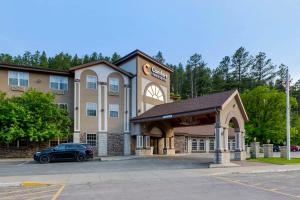 un'auto parcheggiata di fronte a un hotel di Comfort Inn & Suites Mt Rushmore a Keystone