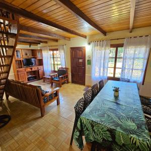 كابانياس إل رفيخيو ديل مينسو في بويرتو إجوازو: غرفة معيشة مع طاولة طعام وكراسي