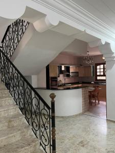 a staircase leading up to a kitchen and dining room at Agréable villa proche de la mer a Chott Meriem in Chott Meriem