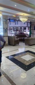 een lobby met banken en een persoon die in een kamer staat bij وجهة التميز 2 in Jeddah