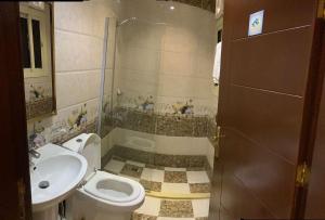 een badkamer met een toilet en een wastafel bij وجهة التميز 2 in Jeddah