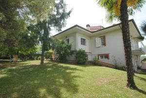 Montalto delle MarcheにあるCountry House Villa Geminianiのヤシの木の庭のある白い家